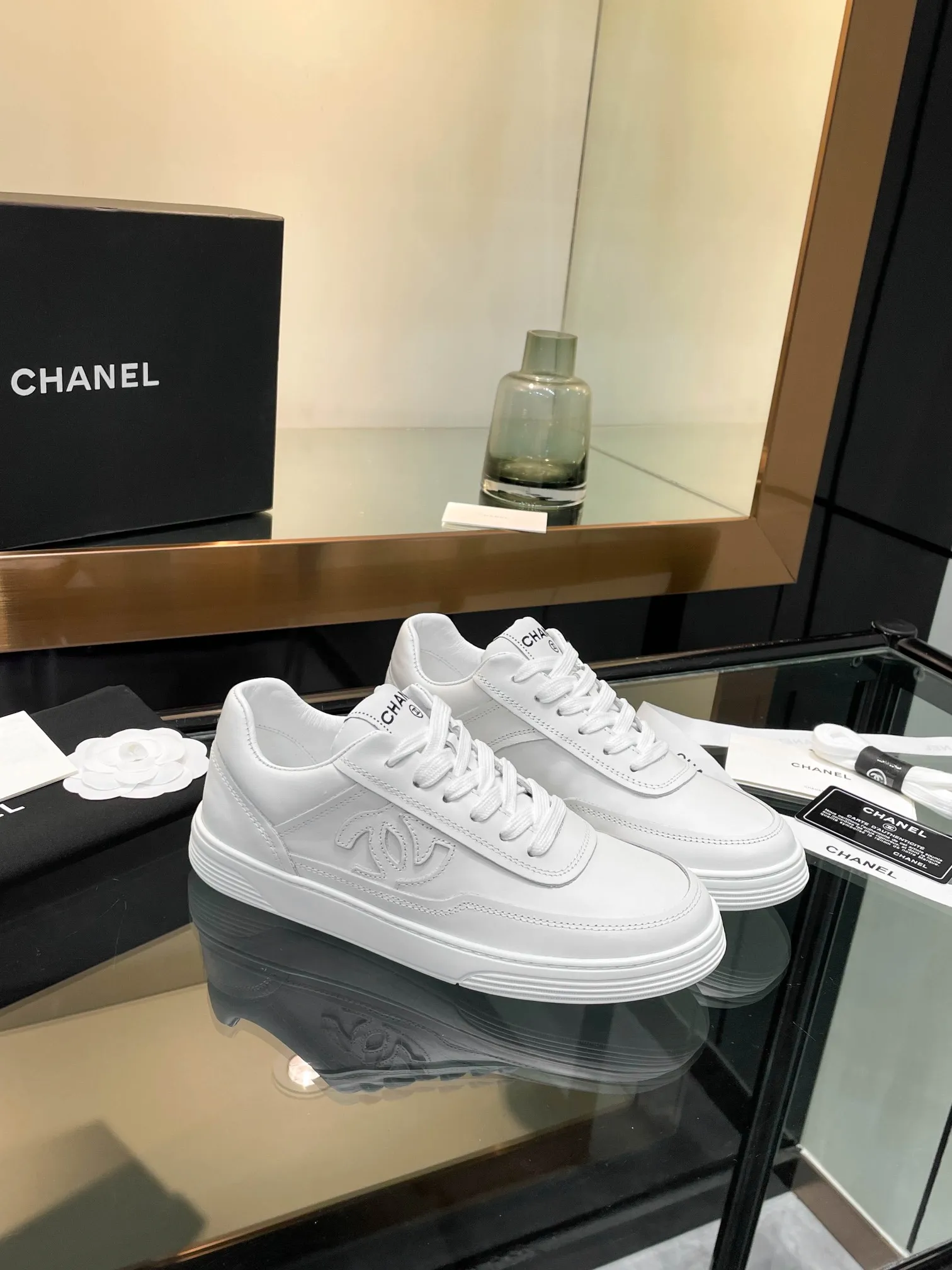 👟👟Ex-factory price 520👟👟Chanel Chanel 25SF latest model full leather panda color white shoes casual sports shoes skateboard shoes original purchase and development production Xiaoxiang C Home Another super popular item in the counter, loved by Internet celebrity bloggers and sisters, and various praises on social platforms. It is very popular, has a high texture, is breathable and super spring and summer. Seeing this issue always arouses the inner desire of girls for fashion. The latest suede material, classic black and white color, full of fashionable feeling on the feet, easy to care for. Fabric: Original customized imported cowhide material. Lining: Customized soft sheepskin lining. Sole: Original molded TPU non-slip outsole. Bottom thickness: 2.5CM. Size: Women's size 35-40 (custom-made sizes 40 are non-refundable)